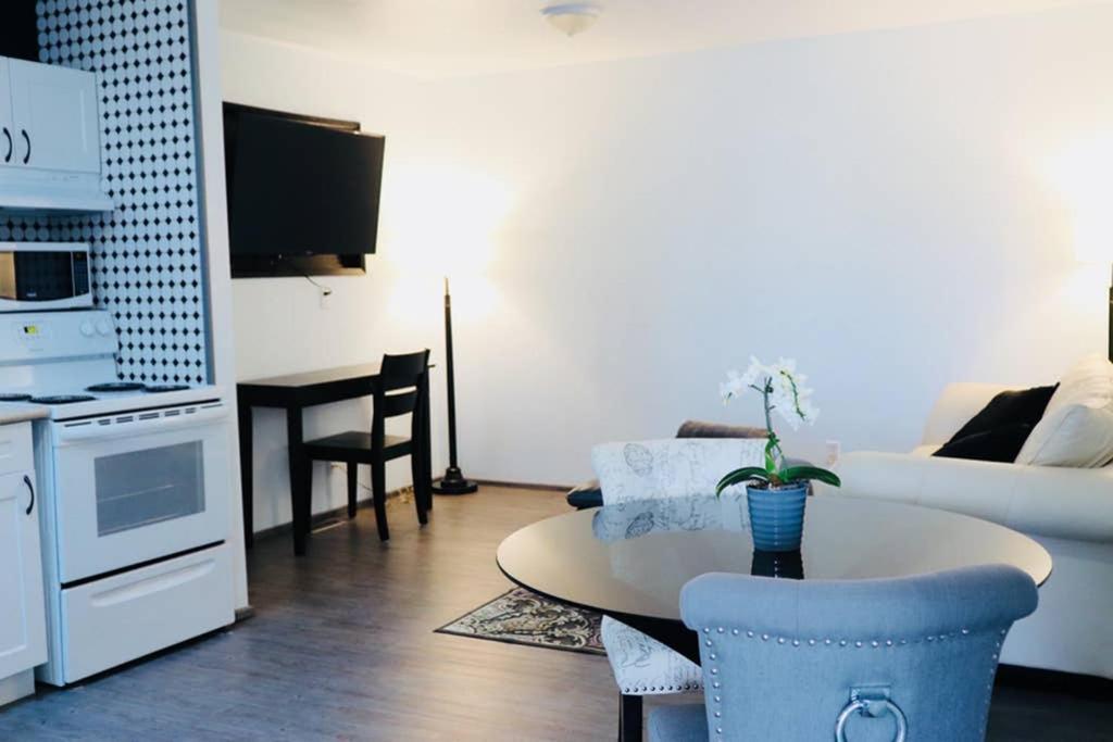 Maple Creek Sun Dog Manor 아파트 외부 사진